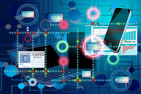 gezeigt wird ein Laptop, Tablet und Smartphone, die durch das Internet verbunden sind.